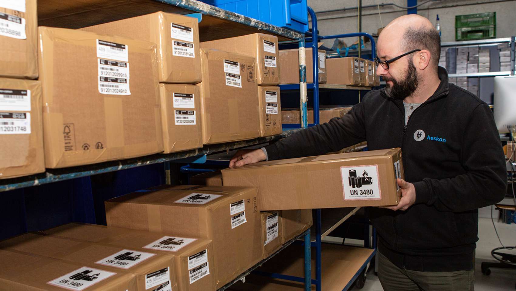 CONEBI-batteries - Foto: man met dozen