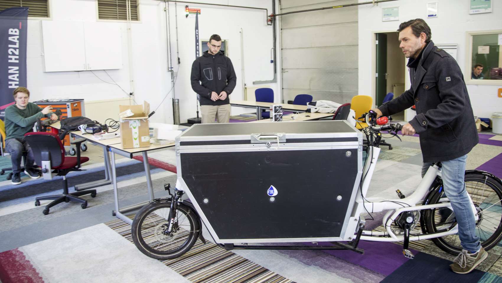 Hydrogen - grote foto 2